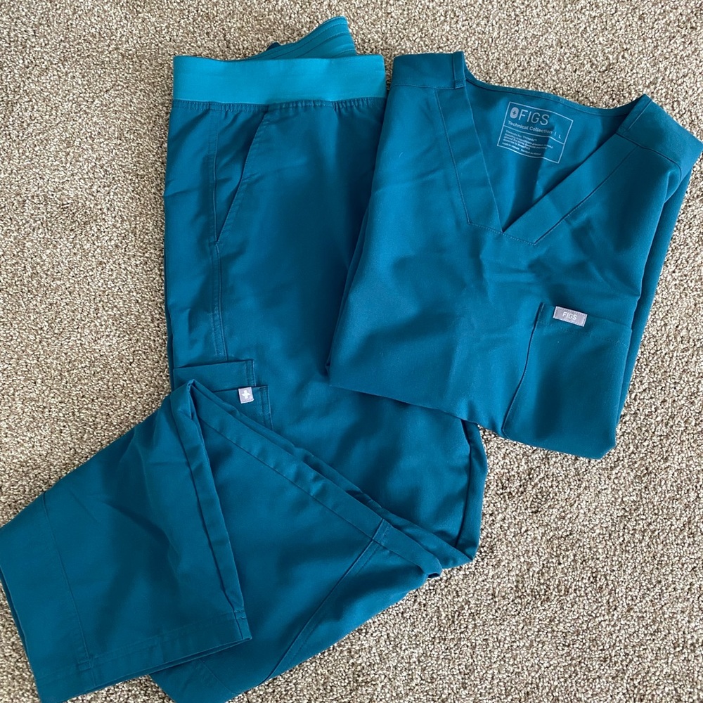 FIGS Technical Collection scrub set. Size large, turquoise, excellent condition!